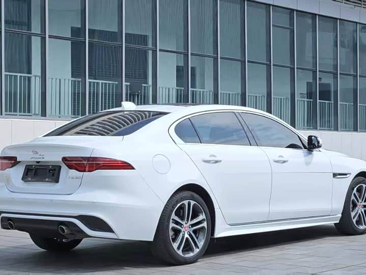 Фото 9 - Jaguar XE L