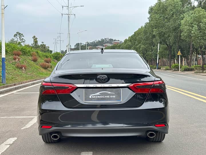 Фото 12 - Toyota Camry