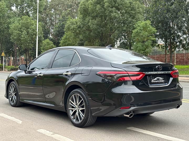 Фото 13 - Toyota Camry