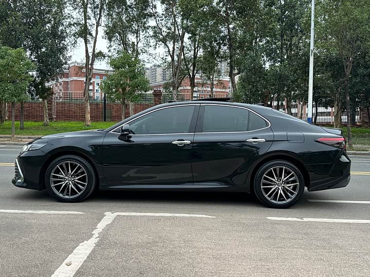 Фото 14 - Toyota Camry