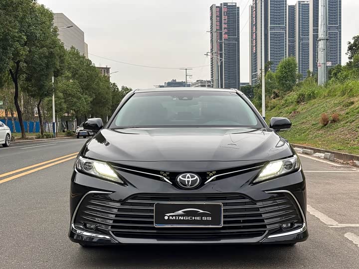 Фото 2 - Toyota Camry