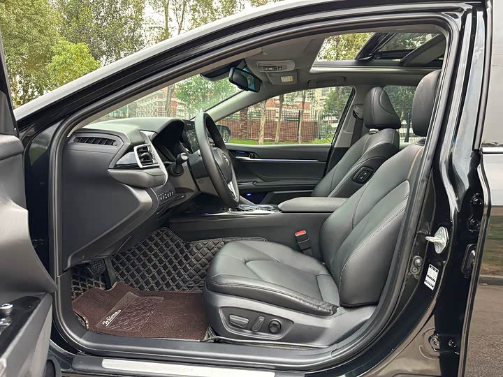 Фото 4 - Toyota Camry