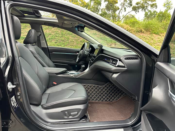 Фото 5 - Toyota Camry