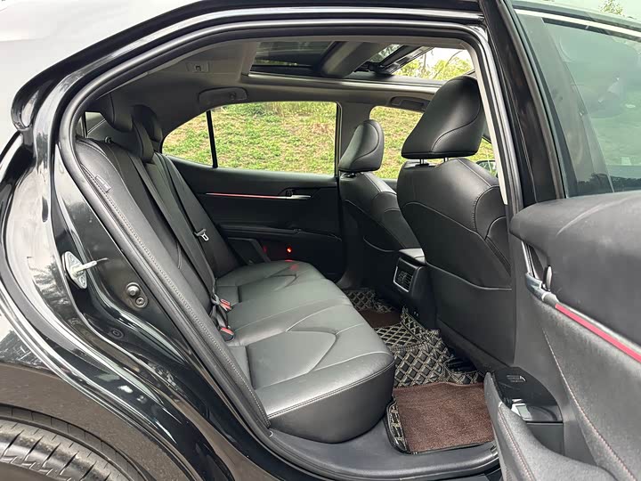 Фото 6 - Toyota Camry