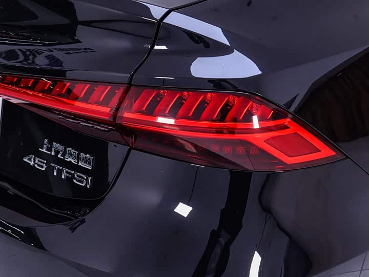 Фото 9 - Audi A7L