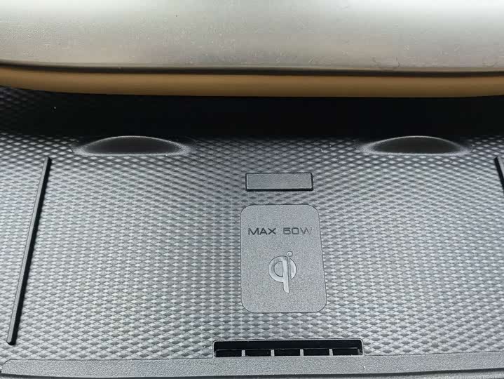 Фото 14 - Denza D9