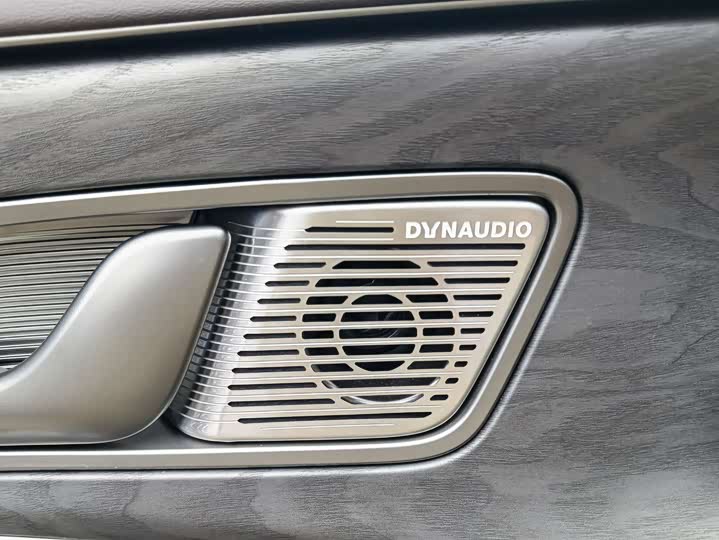 Фото 16 - Denza D9