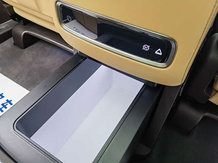 Фото 22 - Denza D9