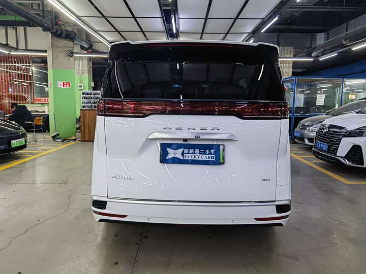 Фото 5 - Denza D9