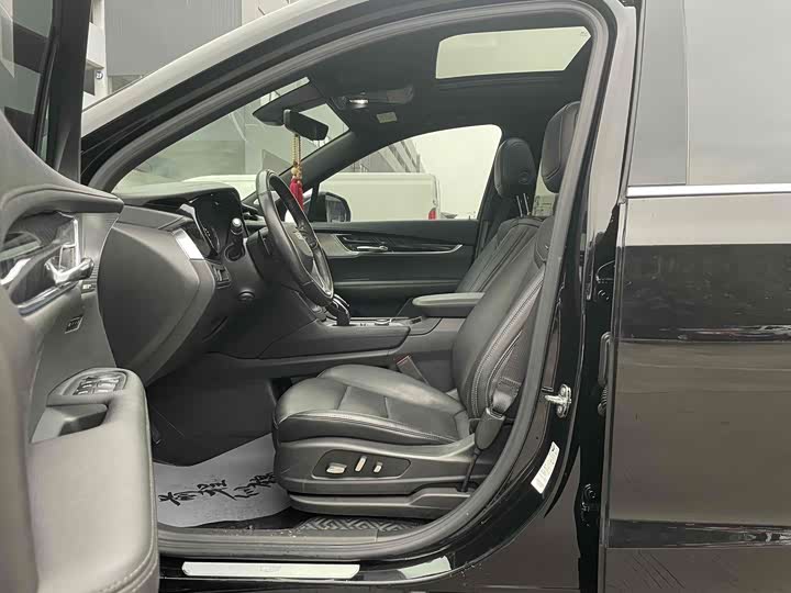 Фото 10 - Cadillac XT6