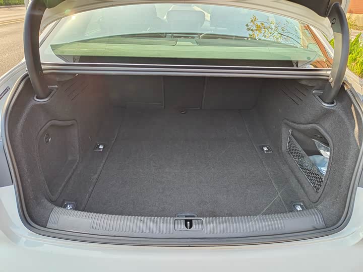 Фото 13 - Audi A4L