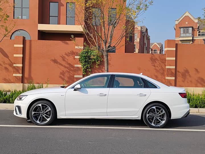 Фото 4 - Audi A4L