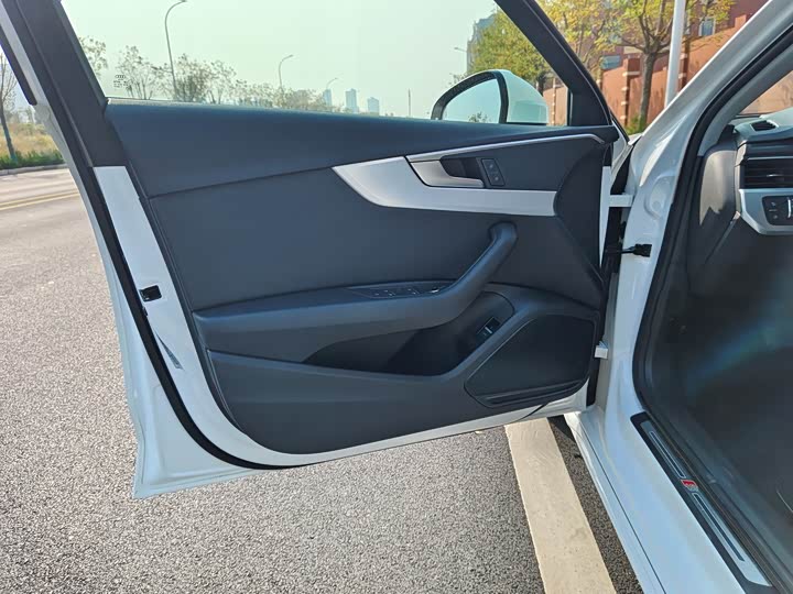 Фото 6 - Audi A4L