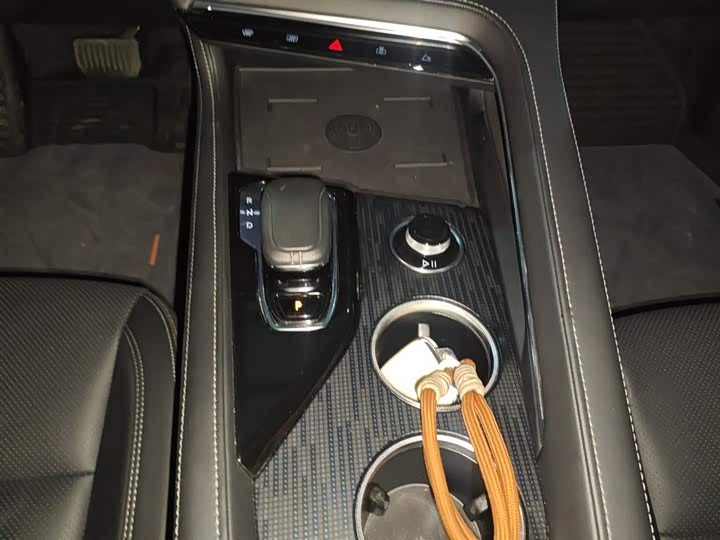 Фото 14 - Zeekr 001