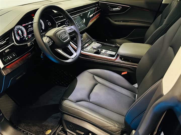 Фото 10 - Audi Q8