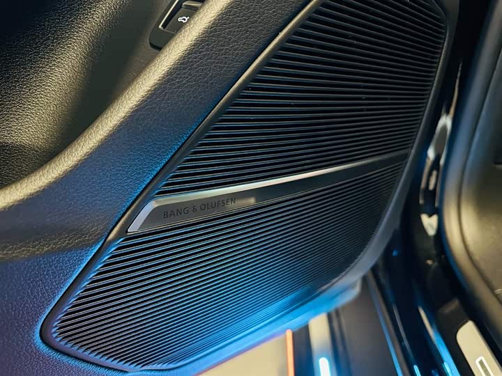 Фото 13 - Audi Q8