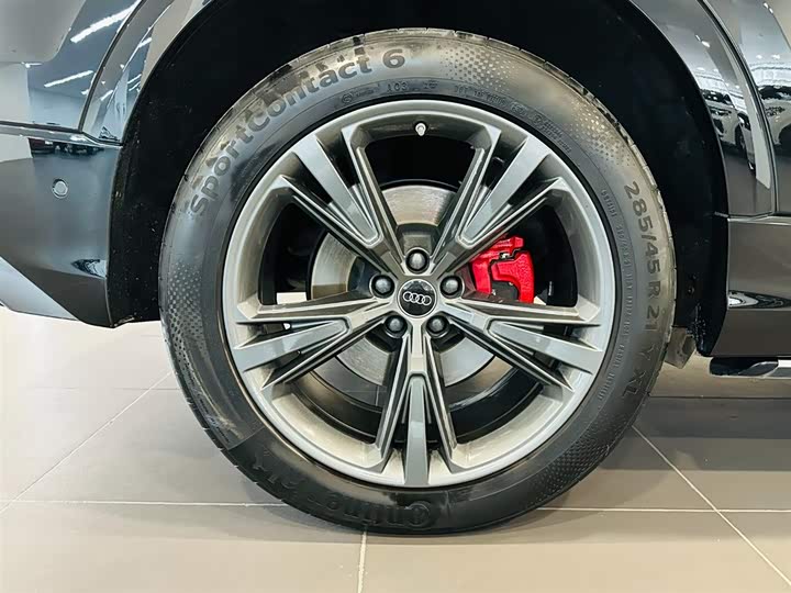 Фото 16 - Audi Q8