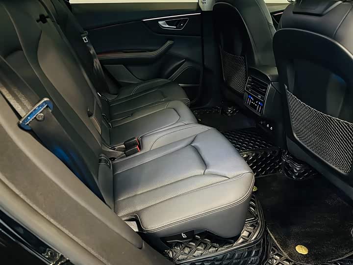 Фото 8 - Audi Q8