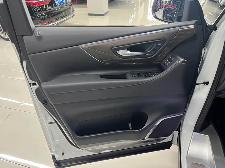 Фото 21 - Toyota Vellfire