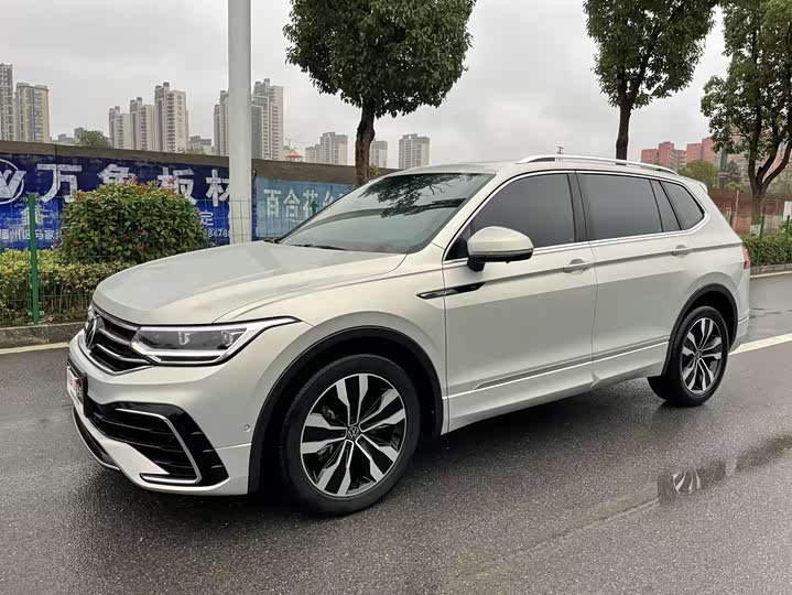 Фото 1 - Volkswagen Tiguan L Pro