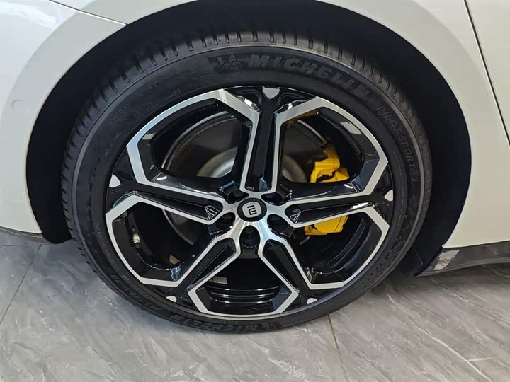 Фото 26 - Xiaomi SU7