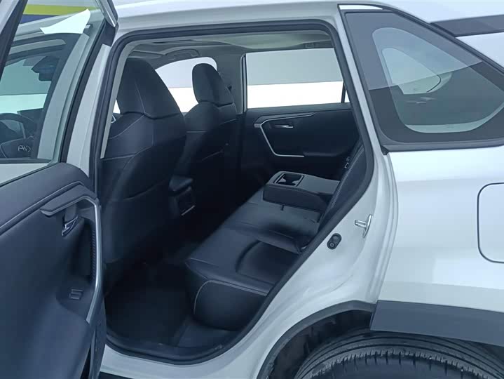 Фото 11 - Toyota RAV4