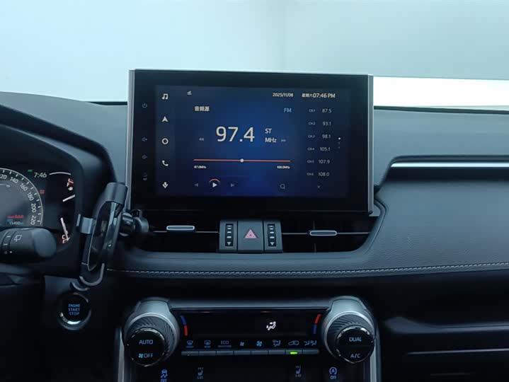 Фото 13 - Toyota RAV4