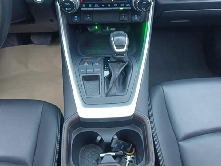 Фото 16 - Toyota RAV4