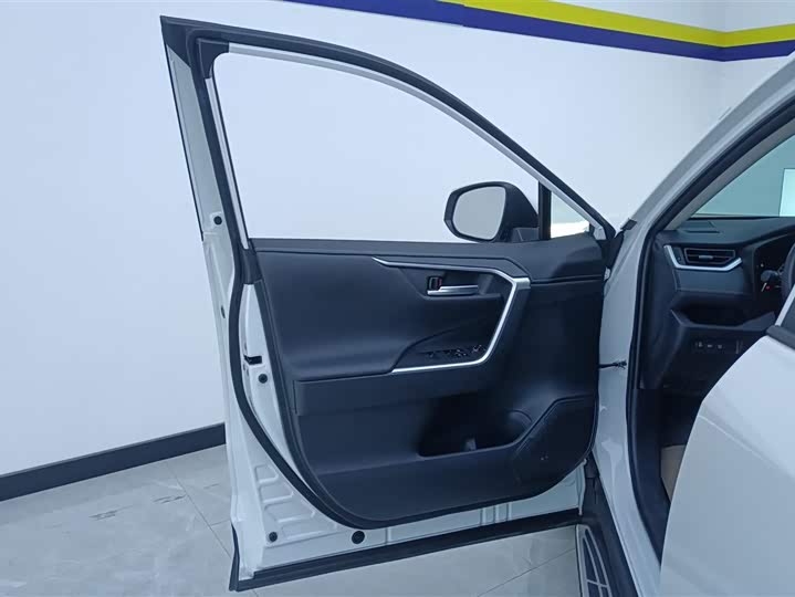 Фото 7 - Toyota RAV4