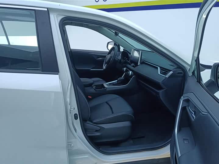 Фото 8 - Toyota RAV4