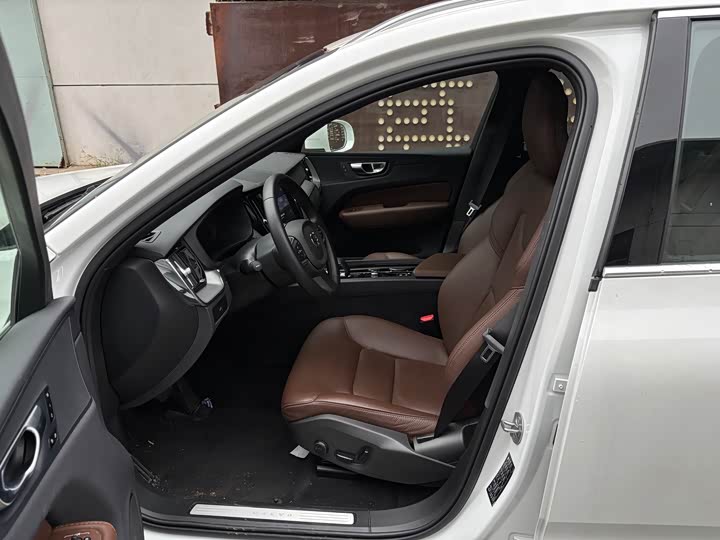 Фото 8 - Volvo XC60