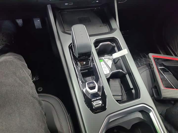 Фото 14 - Geely Okavango L