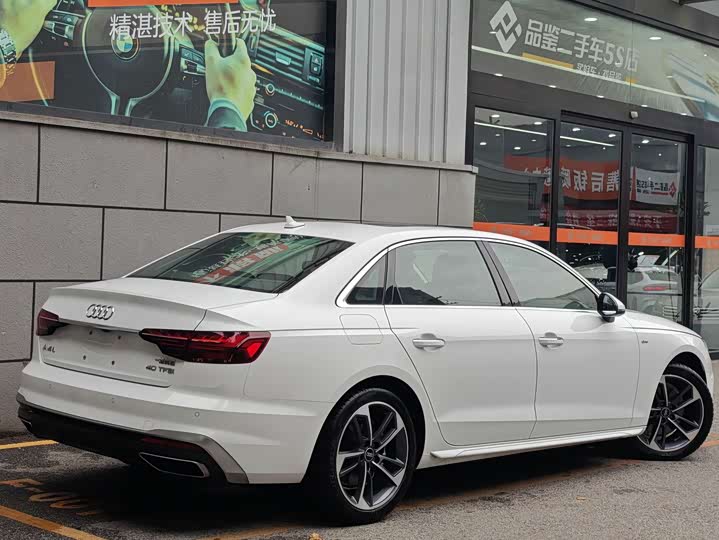 Фото 4 - Audi A4L