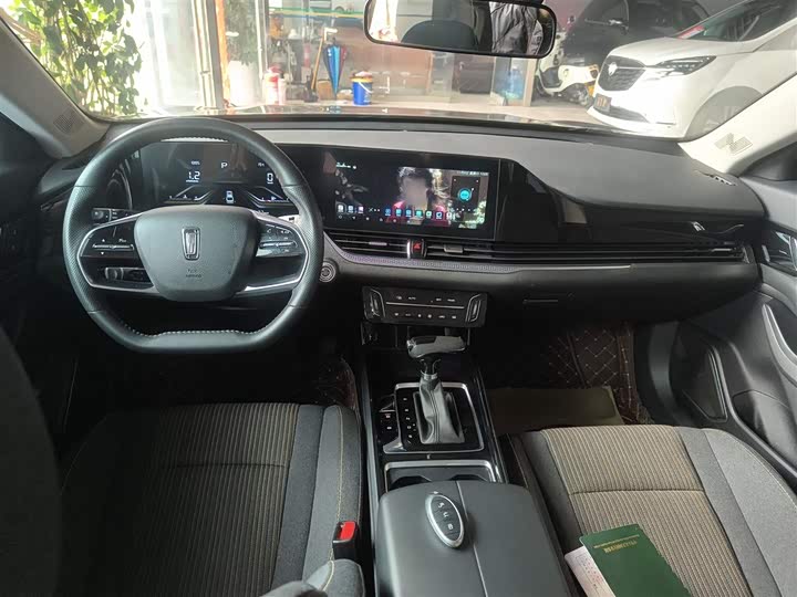 Фото 10 - Bestune B70