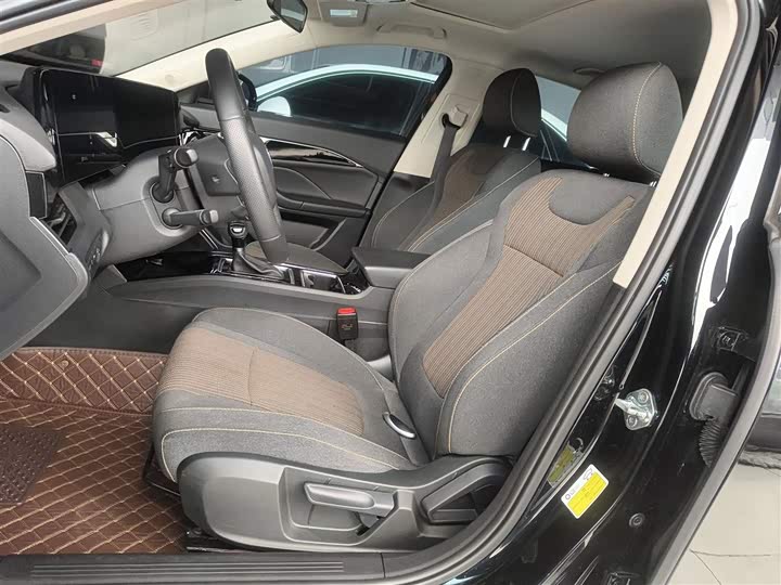 Фото 15 - Bestune B70