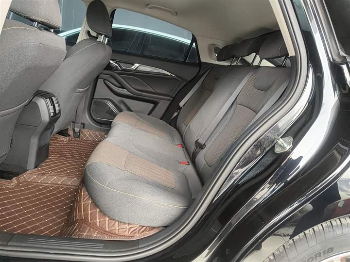 Фото 17 - Bestune B70