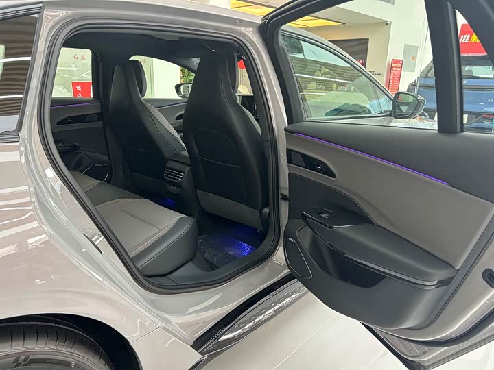 Фото 12 - Hongqi EH7