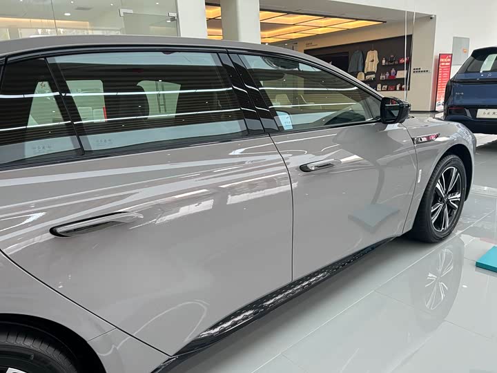 Фото 13 - Hongqi EH7