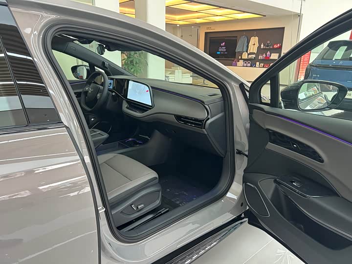 Фото 14 - Hongqi EH7