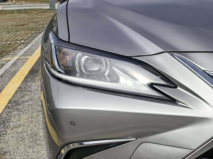 Фото 10 - Lexus ES