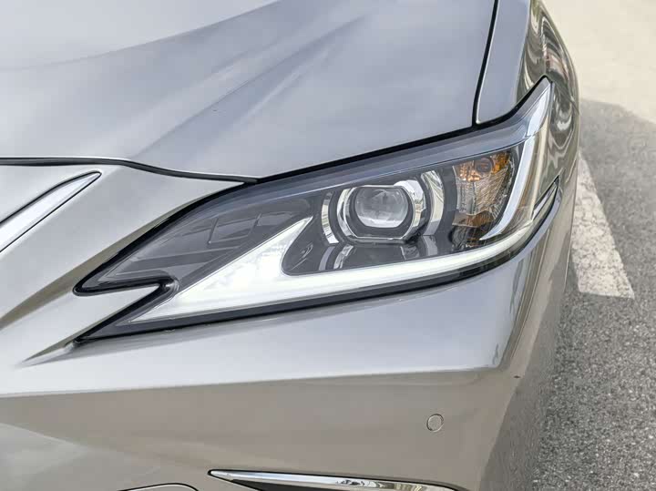 Фото 11 - Lexus ES