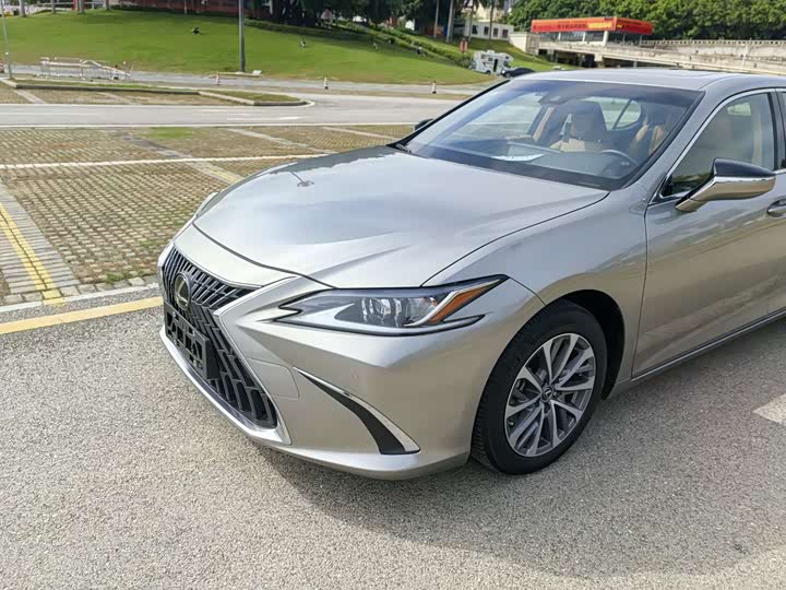 Фото 12 - Lexus ES