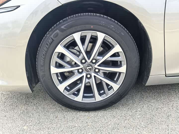 Фото 13 - Lexus ES