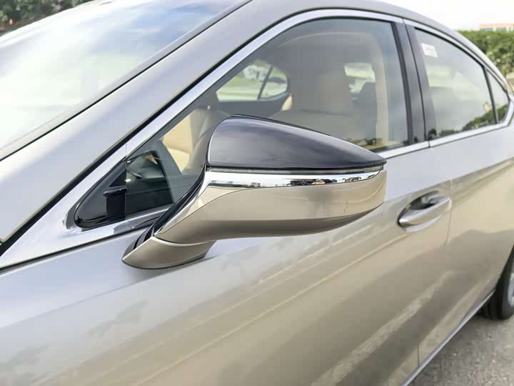 Фото 14 - Lexus ES