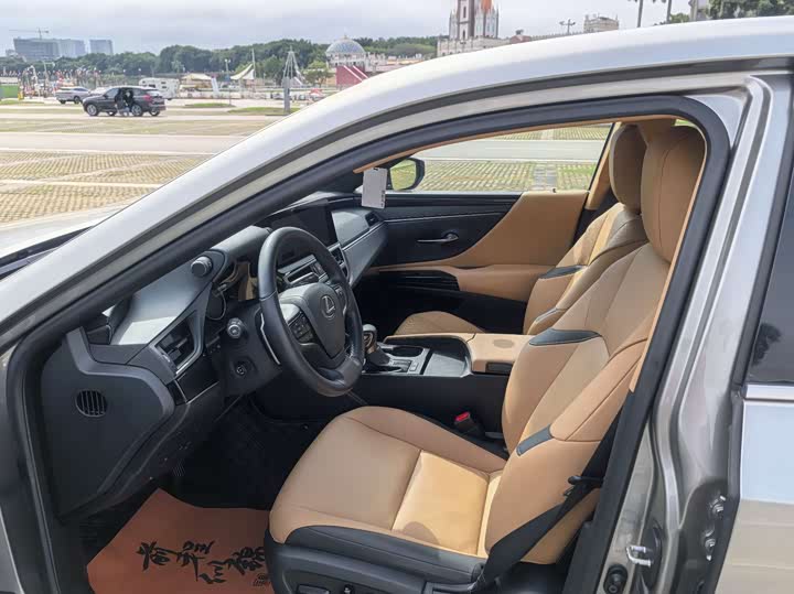 Фото 16 - Lexus ES