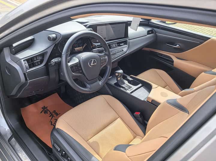 Фото 17 - Lexus ES