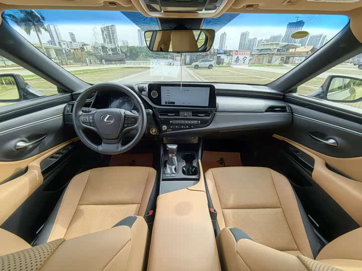 Фото 19 - Lexus ES