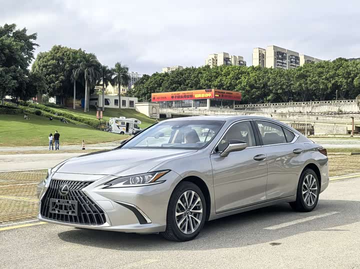 Фото 2 - Lexus ES