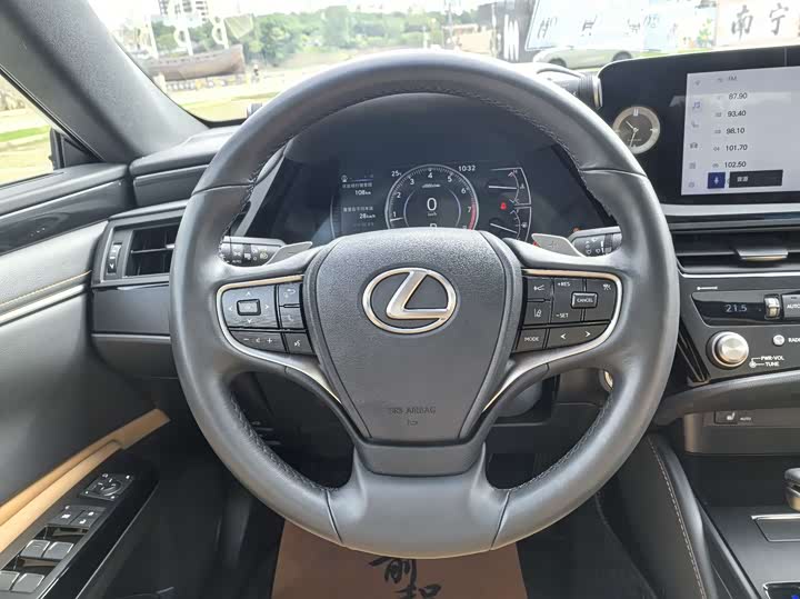 Фото 21 - Lexus ES