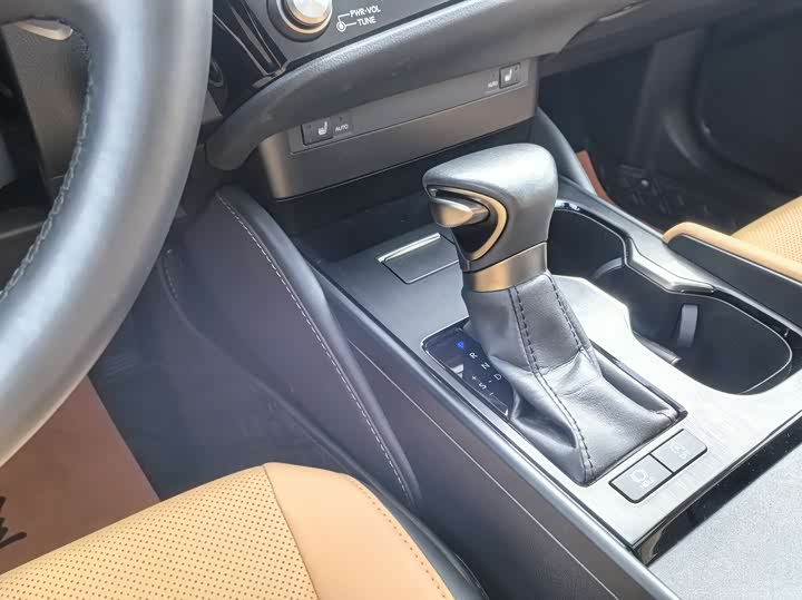 Фото 23 - Lexus ES